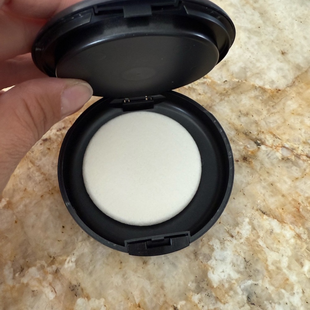 Mac New Studio Fix Powder Plus Foundation - Picture 6 of 6